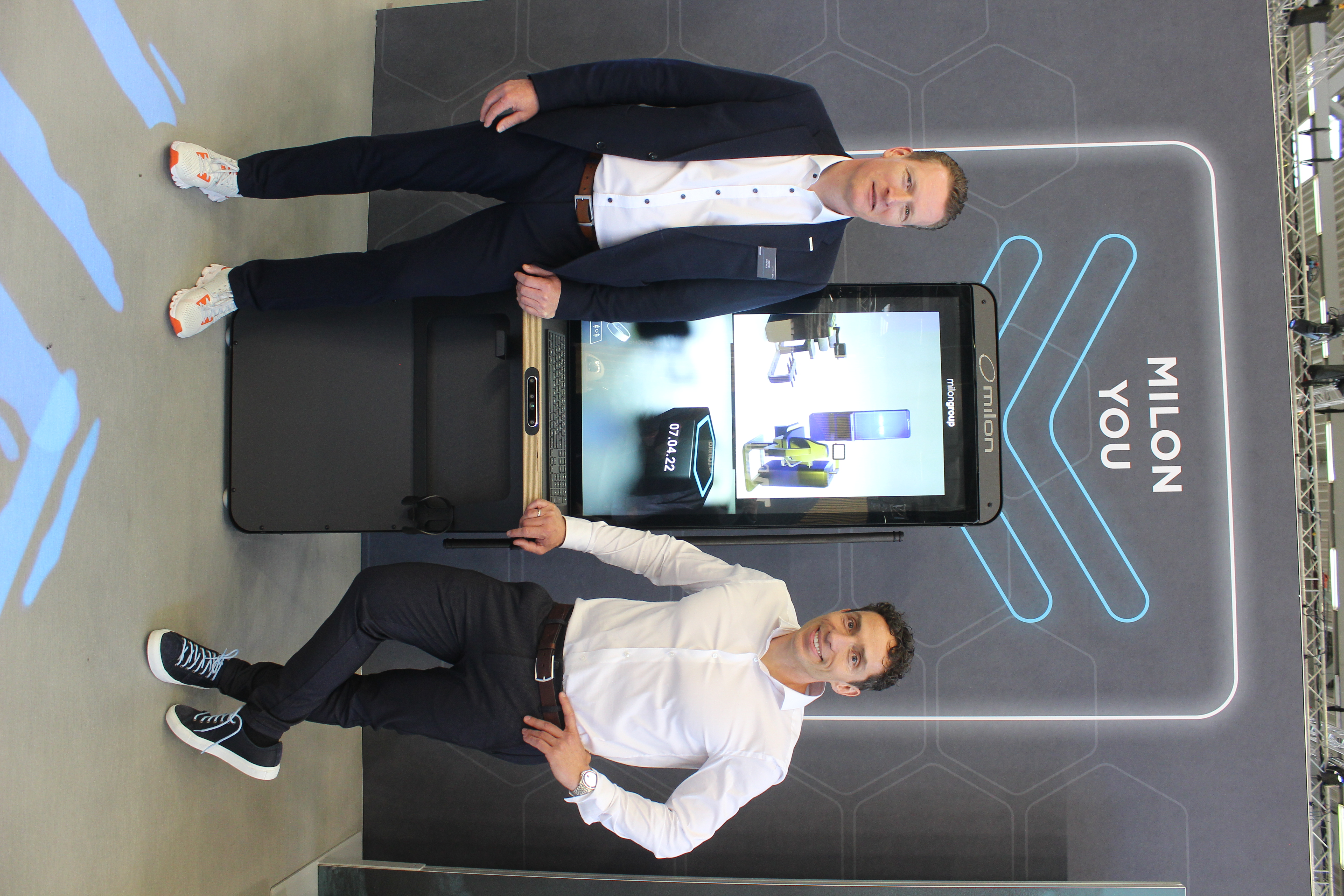 milon Geschäftsführer Bernd Reichle (l.) und five Geschäftsführer Wolf Harwarth präsentieren milon YOU auf der FIBO 2022