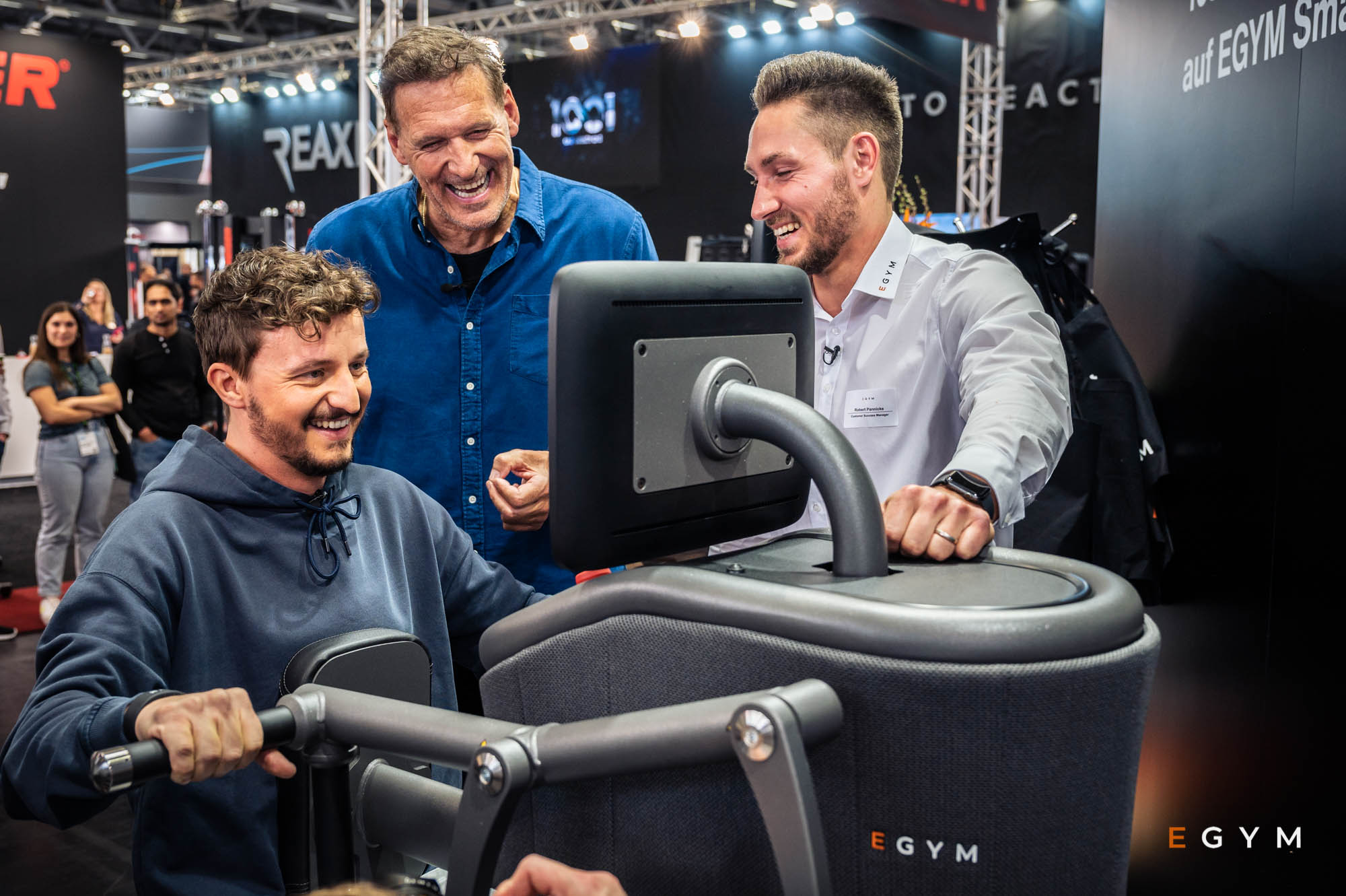 Tommi Schmitt (l.) und Ralf Moeller am Stand von EGYM.