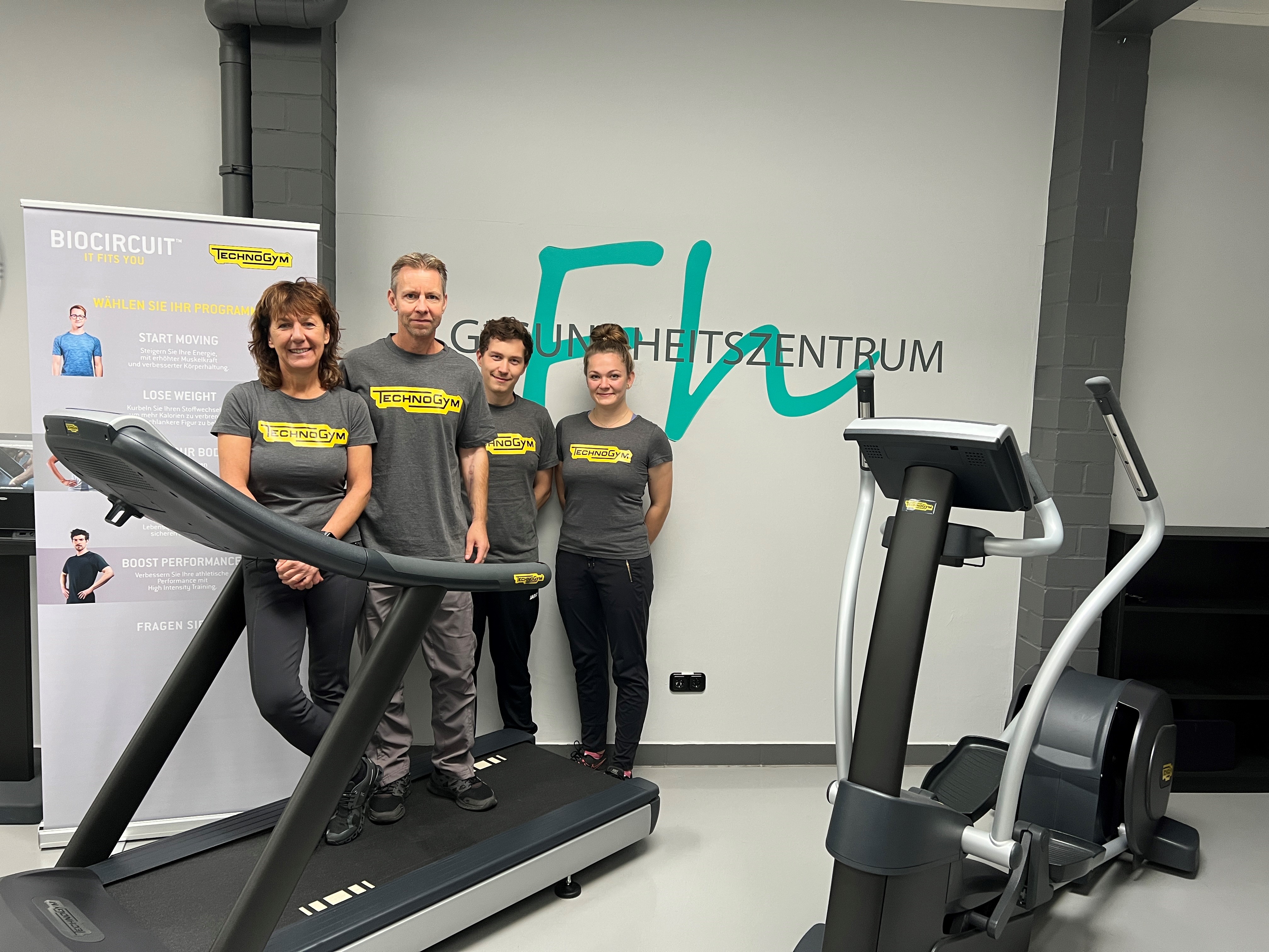v.l.: Steffi Drüke (Leiterin Rehasportverein), Björn Friedrich (Leiter Gesundheitszentrum), Christoph Rieke (Physiotherapeut) und Chiara Drüke (Leiterin Physiopraxis)