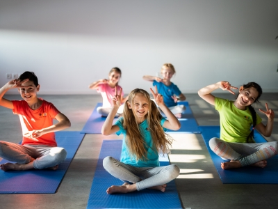 Als Praxis mit Kinder-Yoga punkten