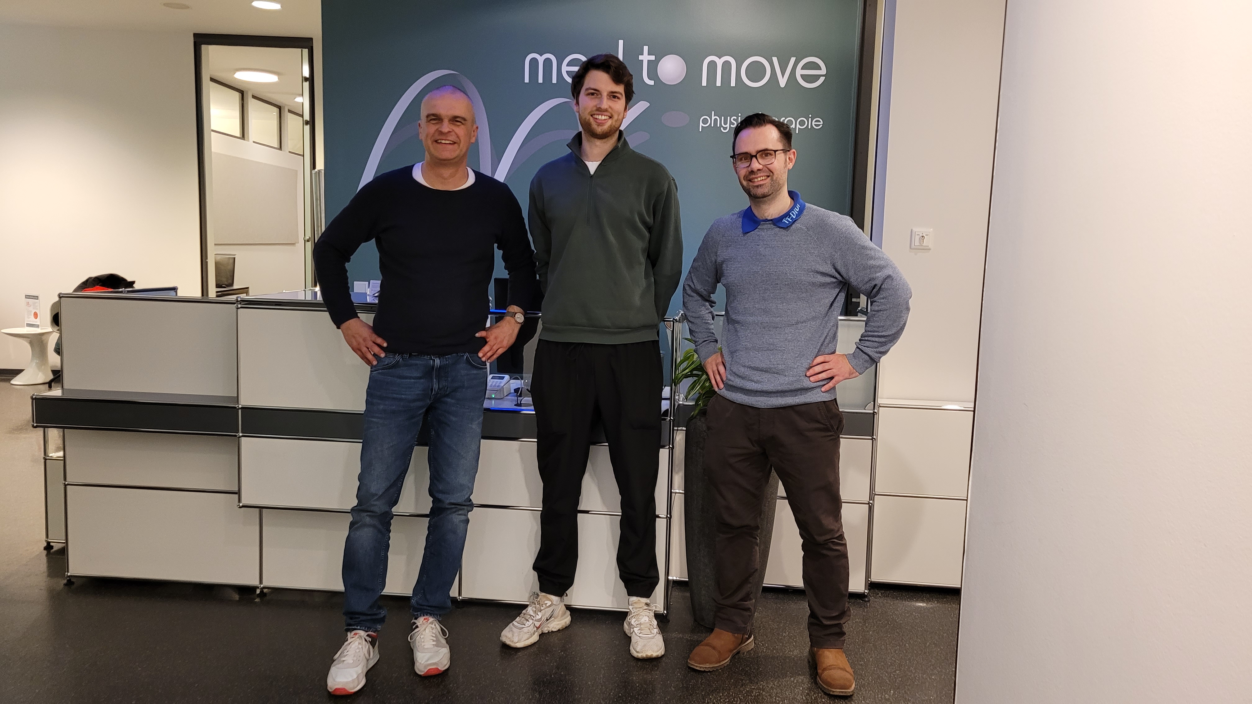 Markus Hodyas (Sport-Tec), Noah Schlünss und TT-DIGI-Chefredakteur Philipp Hambloch beim Termin im November 2024